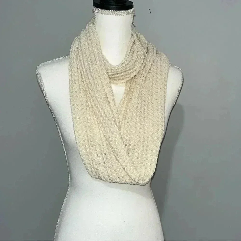 Liberty Love infinity scarf cream/ivory color VGUC